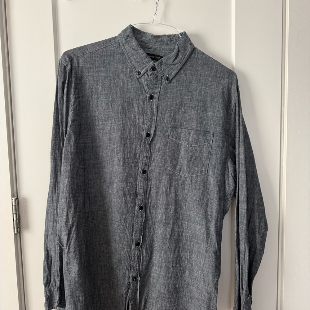 Men's Gray Button-Up Shirt